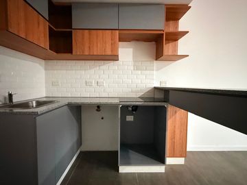 VENTA 2 AMBIENTES SEMIPISO LA PERLA A ESTRENAR