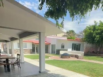 AMPLIA CASA EN VENTA, DE UNA SOLA PLANTA, CORREGIDORA, QUERÉTARO.