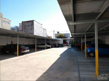 Estacionamiento sobre dos lotes propios
