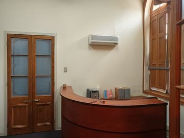 Excelente local comercial / Barrio Italia