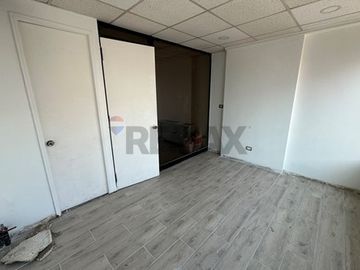 Oficina renovada, 20 m2. 2B, Metro P.Valdivia