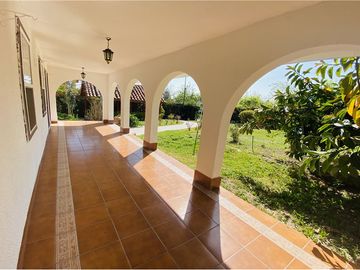 Preciosa casa en gran terreno