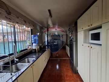 SE VENDE CASA 2D/2B, CON PIEZAS Y DEPTOS. INTERIOR