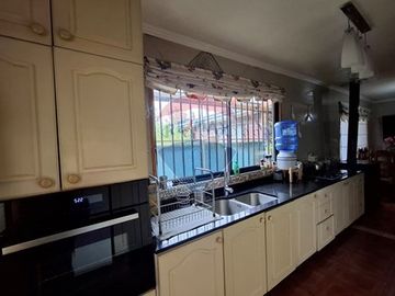 SE VENDE CASA 2D/2B, CON PIEZAS Y DEPTOS. INTERIOR