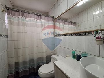 SE VENDE CASA 2D/2B, CON PIEZAS Y DEPTOS. INTERIOR