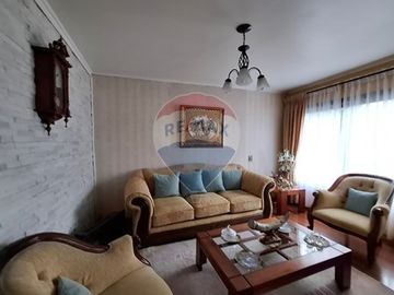SE VENDE CASA 2D/2B, CON PIEZAS Y DEPTOS. INTERIOR