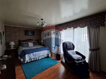 SE VENDE CASA 2D/2B, CON PIEZAS Y DEPTOS. INTERIOR