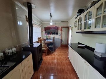 SE VENDE CASA 2D/2B, CON PIEZAS Y DEPTOS. INTERIOR