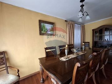 SE VENDE CASA 2D/2B, CON PIEZAS Y DEPTOS. INTERIOR