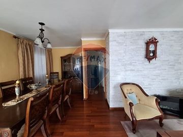 SE VENDE CASA 2D/2B, CON PIEZAS Y DEPTOS. INTERIOR