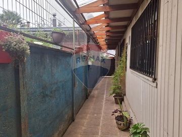 SE VENDE CASA 2D/2B, CON PIEZAS Y DEPTOS. INTERIOR