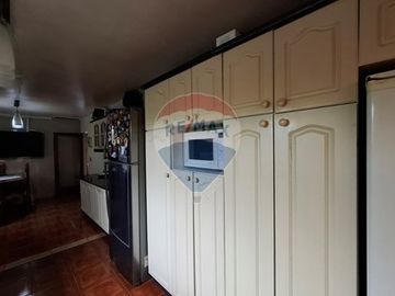 SE VENDE CASA 2D/2B, CON PIEZAS Y DEPTOS. INTERIOR
