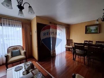SE VENDE CASA 2D/2B, CON PIEZAS Y DEPTOS. INTERIOR