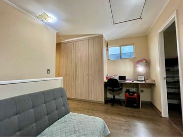 SE VENDE CASA 4DORMIT/3BAÑOS EN CONDOMINIO.