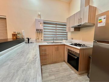 SE VENDE CASA 4DORMIT/3BAÑOS EN CONDOMINIO.