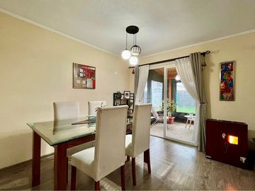 SE VENDE CASA 4DORMIT/3BAÑOS EN CONDOMINIO.