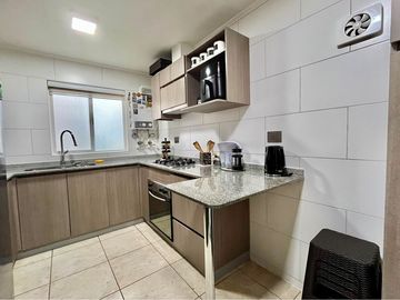 SE VENDE CASA 4DORMIT/3BAÑOS EN CONDOMINIO.