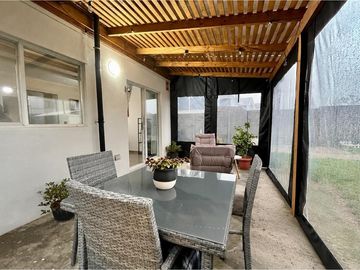 SE VENDE CASA 4DORMIT/3BAÑOS EN CONDOMINIO.