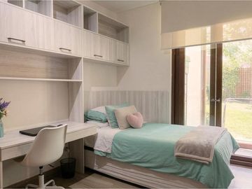 Depto con 450 M2 de Jardín y piscina privados.