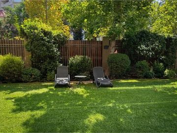 Depto con 450 M2 de Jardín y piscina privados.