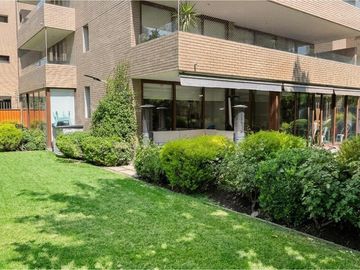 Depto con 450 M2 de Jardín y piscina privados.