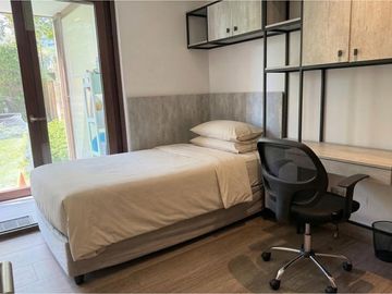 Depto con 450 M2 de Jardín y piscina privados.
