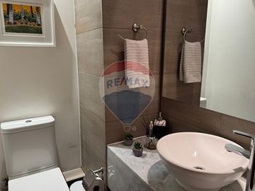 Depto con 450 M2 de Jardín y piscina privados.