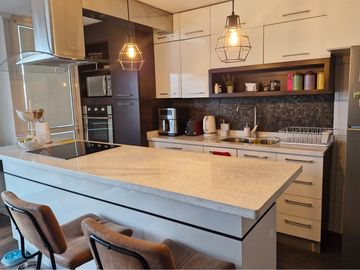 VENTA DE DEPARTAMENTO REMODELADO EN LAS CONDES
