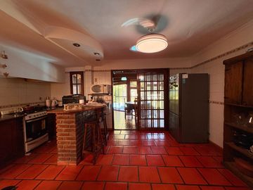 VENTA CASA CON PILETA CASTELAR NORTE