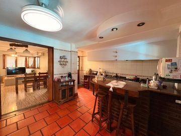 VENTA CASA CON PILETA CASTELAR NORTE