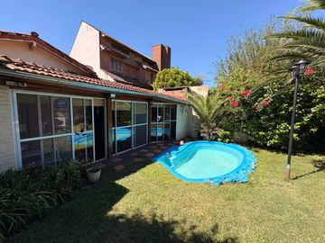 VENTA CASA CON PILETA CASTELAR NORTE
