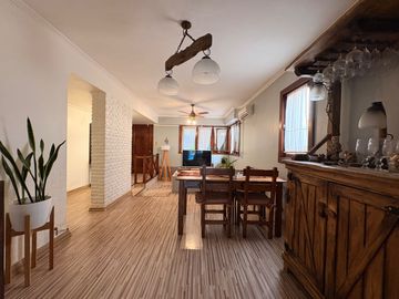 VENTA CASA CON PILETA CASTELAR NORTE