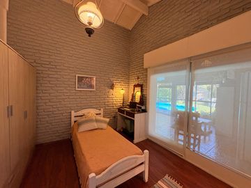 VENTA CASA CON PILETA CASTELAR NORTE