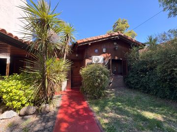 VENTA CASA CON PILETA CASTELAR NORTE