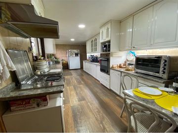 SE VENDE EXCLUSIVA CASA CENTRAL EN CURICO, 400 M2