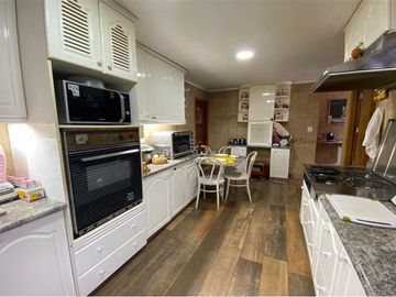 SE VENDE EXCLUSIVA CASA CENTRAL EN CURICO, 400 M2