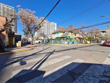 CASONA 1920, BARRIO ITALIA | AMPLITUD Y CARACTER