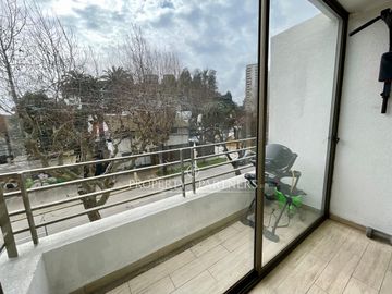 Se vende amplio y cómodo departamento con 2 estacionamientos.