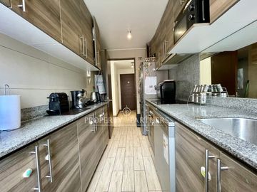 Se vende amplio y cómodo departamento con 2 estacionamientos.