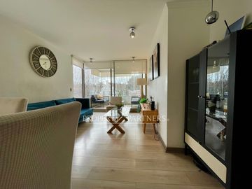 Se vende amplio y cómodo departamento con 2 estacionamientos.