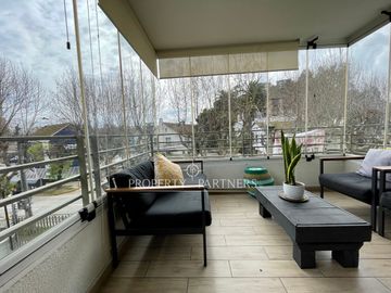 Se vende amplio y cómodo departamento con 2 estacionamientos.