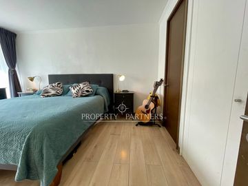 Se vende amplio y cómodo departamento con 2 estacionamientos.