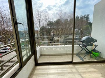 Se vende amplio y cómodo departamento con 2 estacionamientos.