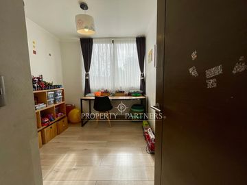 Se vende amplio y cómodo departamento con 2 estacionamientos.