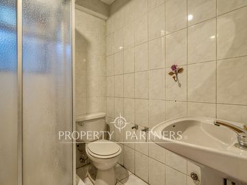 Casa de 4 Dormitorios en Venta | Amplios Espacios, Quincho y Frente a Plaza