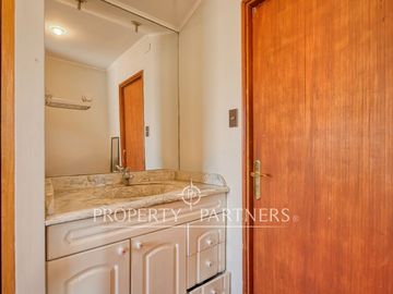 Casa de 4 Dormitorios en Venta | Amplios Espacios, Quincho y Frente a Plaza