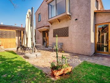 Casa de 4 Dormitorios en Venta | Amplios Espacios, Quincho y Frente a Plaza