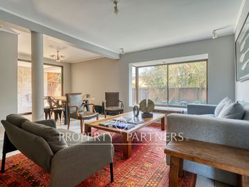 Casa de 4 Dormitorios en Venta | Amplios Espacios, Quincho y Frente a Plaza