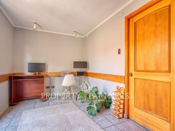 Casa de 4 Dormitorios en Venta | Amplios Espacios, Quincho y Frente a Plaza