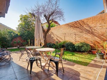 Casa de 4 Dormitorios en Venta | Amplios Espacios, Quincho y Frente a Plaza